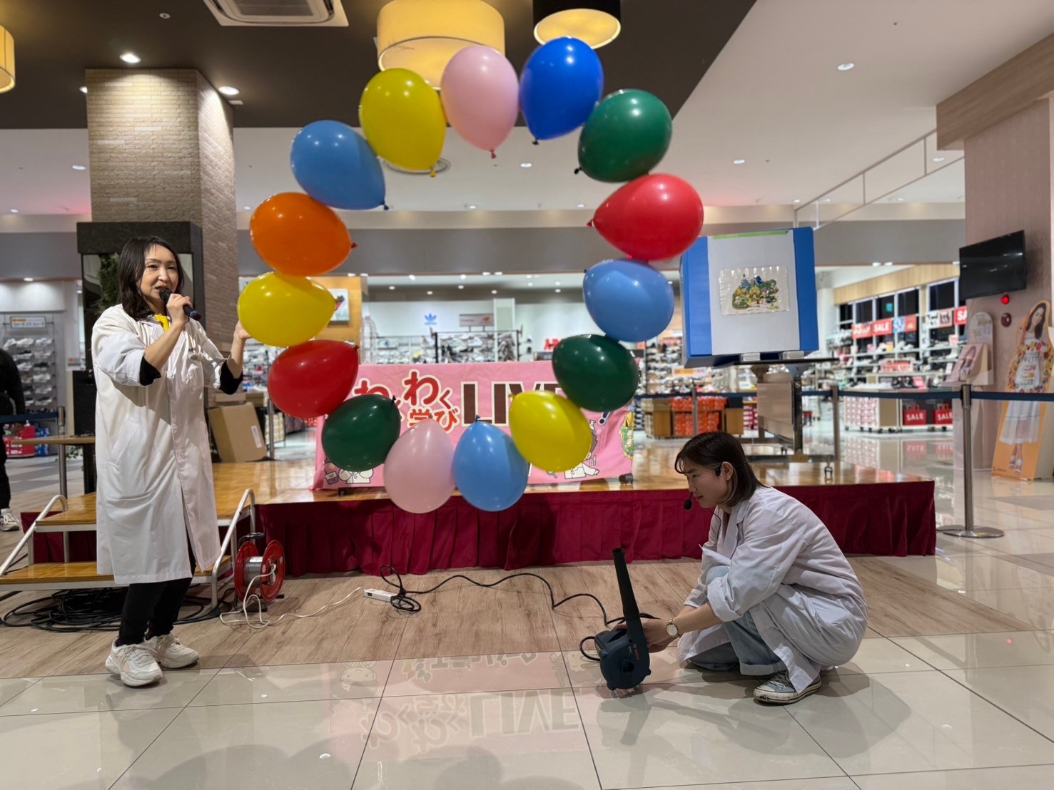 8/3(日)　幼児対象　わくわく学びLIVE　　　　　～空気であそぼう！ドッキリ！？空気のチカラが見える吹き玉づくり★～